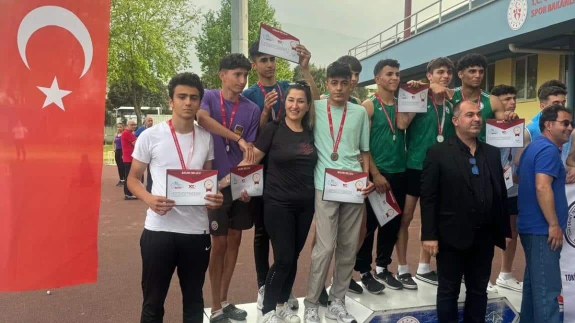 Atletizm takımımız Bursa’da yapılan grup müsabakalarında üçüncü olarak Türkiye Şampiyonası’na katılmaya hak kazanmıştır.
